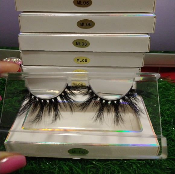 Beautiful Lashes - Picture 2 of 3